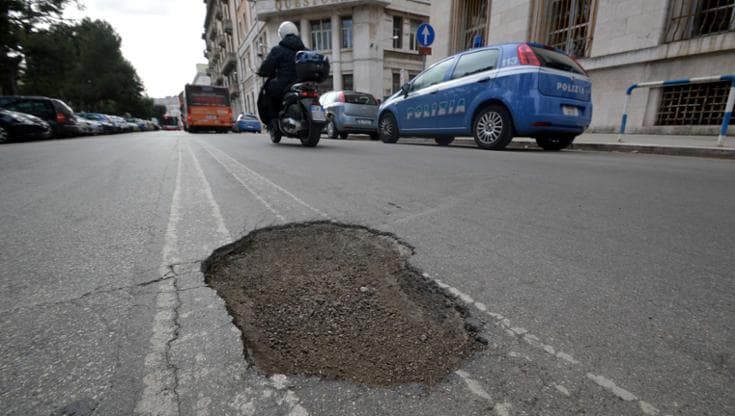 Buche pericolose a Bari, il sindaco tuona: "Stop nuove autorizzazioni a chi rovina le nostre strade” - Bari