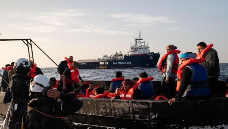Immagine del post 20419 - Bari Migranti, a Bari sbarcano in 152: in molti ustionati, ci sono 27 minori. Sea Watch 5 verso Brindisi - Bari