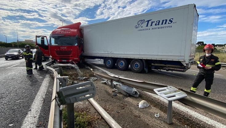 Bari, tir sfonda il guardrail sulla Statale 16: camionista ferito e traffico in tilt - Bari