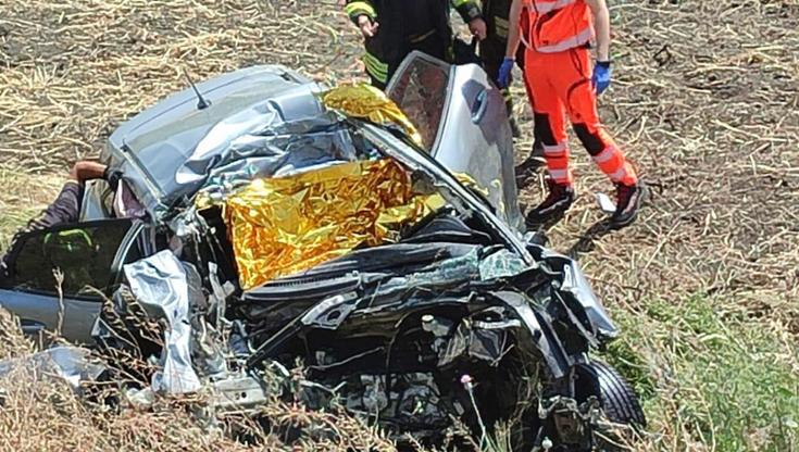 Foggia, auto impatta contro mezzo pesante e fa un volo di diversi metri: muore uomo di 30 anni - Bari