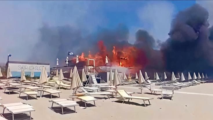 Immagine del post 21651 - Bari Il Salento brucia: le fiamme devastano lido di un resort a Ugento, bagnanti in fuga. Nessun ferito - Bari
