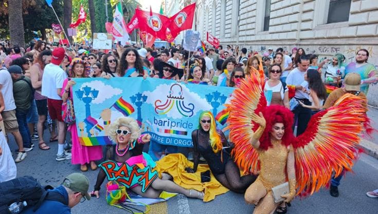 Bari Pride, in migliaia sfilano per libertà e diritti. Vannacci nel mirino: “La sfida è aperta” - Bari