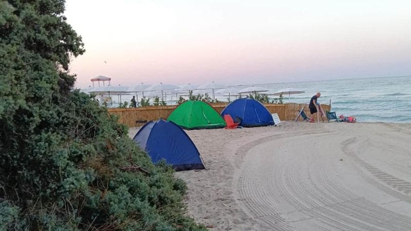 Immagine del post 22741 - Bari Salento, in spiaggia spunta maxi tenda: 48 ore dopo c’è un campeggio abusivo. “Effetto emulazione” - Bari