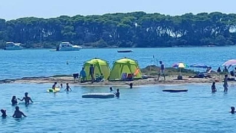 Immagine del post 10697 - Bari Due tende occupano un isolotto a Porto Cesareo, l’amarezza dei bagnanti: “Sono arrivati i padroni” - Bari