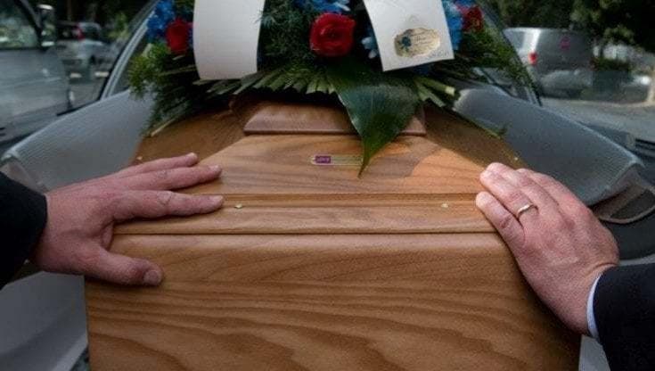 Immagine del post 12647 - Bari La bara sfugge al portatore, si apre e la defunta cade: shock al funerale. “Momenti di imbarazzo” - Bari