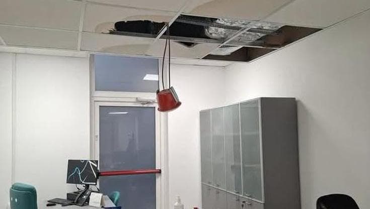 Immagine del post 25981 - Bari Policlinico di Bari, crolla il soffitto dell’ex Neurologia dopo la pioggia: “Ristrutturato da poco” - Bari