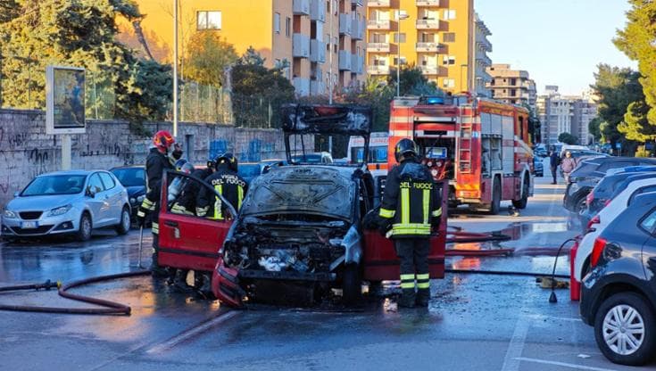 Bari, auto va a fuoco: paura a pochi metri da parco 2 Giugno. Il conducente soccorso dal 118 - Bari