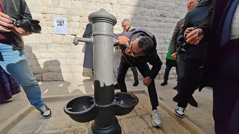 La “capa di ferro” siamese torna a Bari vecchia dopo il restauro. “L’acqua è un bene essenziale” - Bari