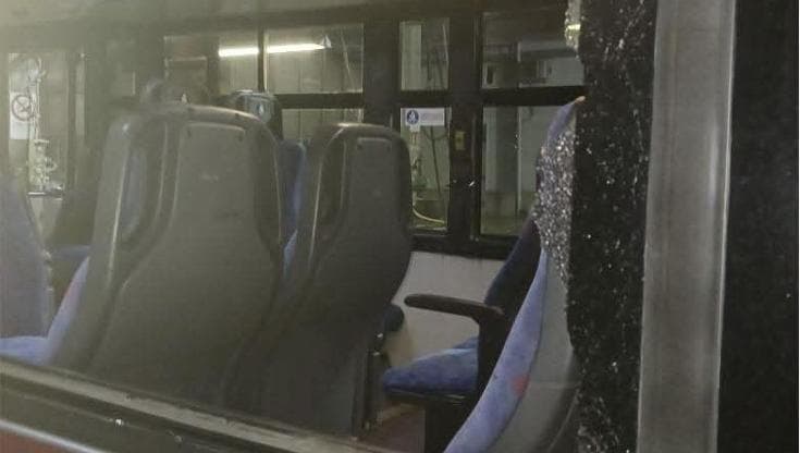 Immagine del post 17207 - Bari Brindisi, due bus assaltati con lanci di pietre: vetrate distrutte. Caccia a un gruppo di ragazzini - Bari