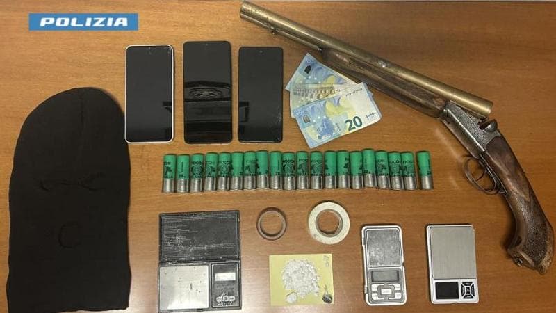 Scambiano gli agenti per clienti: arrestata coppia. In casa cocaina, crack e un fucile a canne mozze - Bari