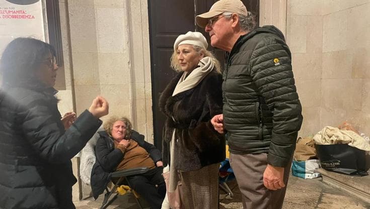 Immagine del post 17194 - Bari La solitudine di Graziella che vive davanti al teatro vittima anche dei ladri. L’appello al gemello - Bari