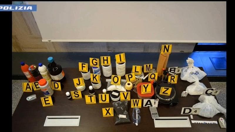 Bari, identificati due minorenni: dati sensibili diffusi sul web e sostanze per esplosivi in casa - Bari
