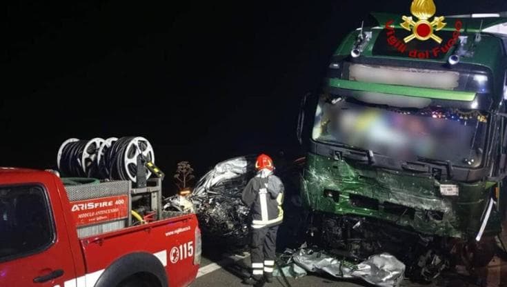 Immagine del post 5812 - Bari Auto contro tir, morti Giuseppe Cecca e Eleonora Barberio: tornavano in Puglia da un torneo di padel - Bari