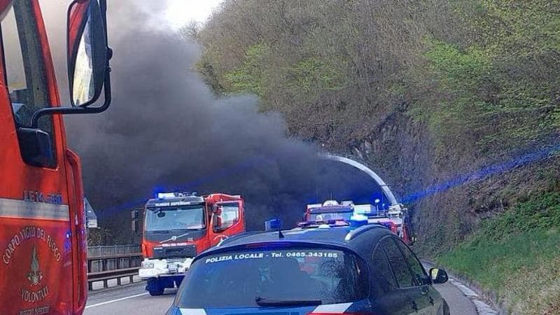 Immagine del post 5784 - Bari Auto a fuoco nella galleria in Trentino: feriti 5 amici salentini in viaggio per mondiale motocross - Bari