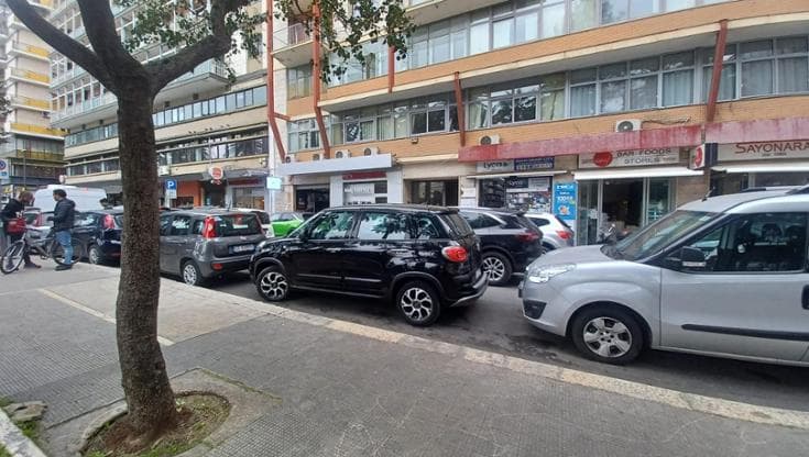 Immagine del post 5810 - Bari Bari, vigilessa aggredita in piazza Moro: era intervenuta dopo un’aggressione. “Qui è sempre così” - Bari