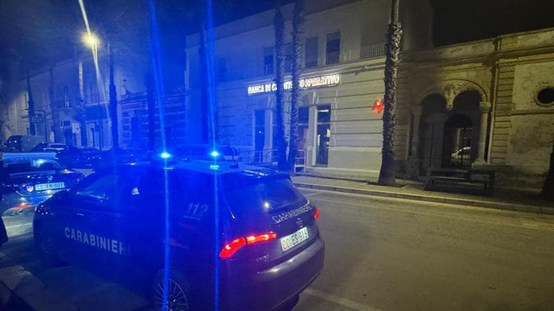 Salento, torna la “banda della marmotta”: in 4 fanno esplodere bancomat e scappano con 20mila euro - Bari
