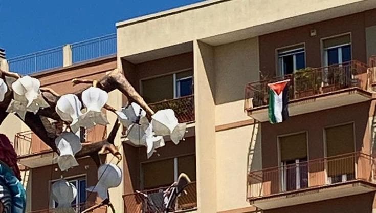 Immagine del post 7166 - Bari “Via la bandiera della Palestina dal balcone”: c’è il Giro, la polizia la fa rimuovere a Putignano - Bari