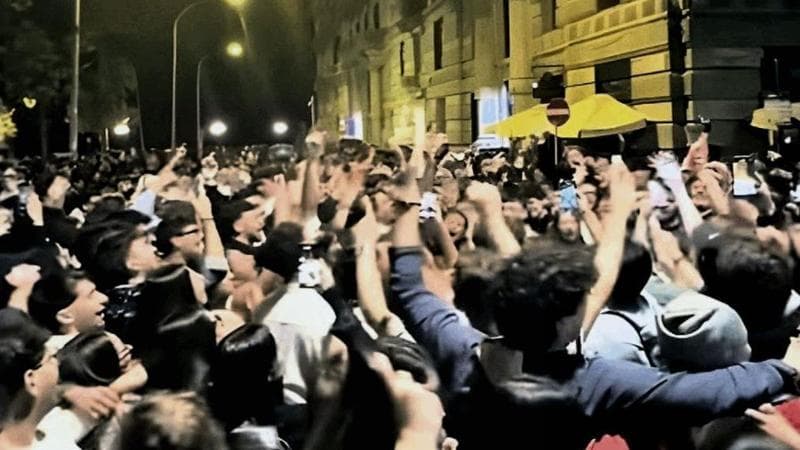 Movida, dopo la folla di ragazzi all’Umbertino il piano B del Comune: zone pedonali sul lungomare - Bari