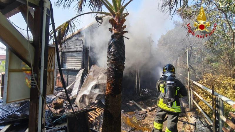 Incendio distrugge il lido Club 86 sul mare di Policoro: bagnanti in fuga. Nessuna ipotesi esclusa - Bari