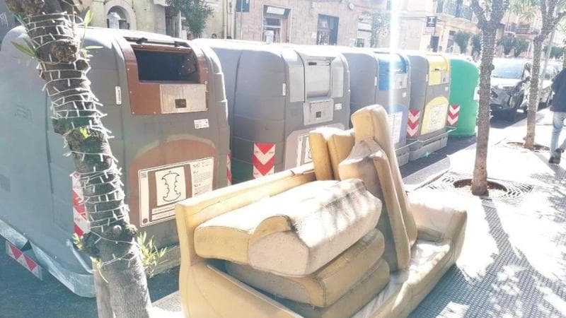Madonnella, un divano abbandonato accanto ai cassonetti intelligenti: scatta la multa da mille euro - Bari