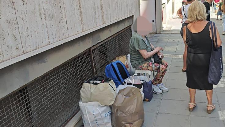 Bari, tra gli sgomberati dal palazzo in via Mola una disabile di 73 anni: “Aspetto su una sedia” - Bari