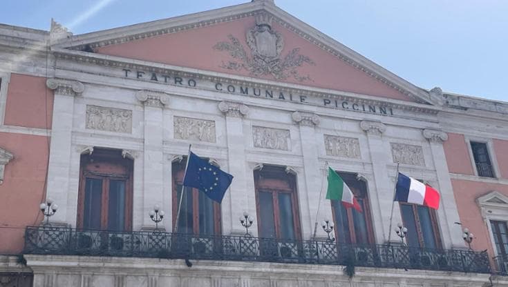 Immagine del post 22790 - Bari La bandiera della Francia sventola a Palazzo di Città, anche Bari celebra il 14 luglio - Bari