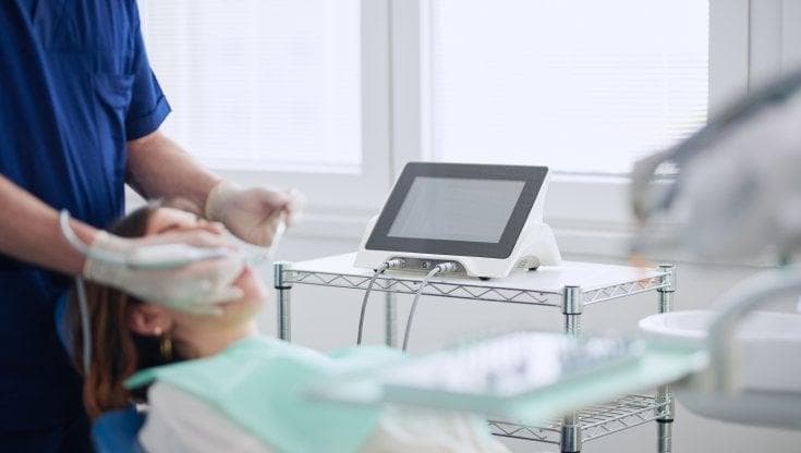 Barletta, sequestro da 2,7 mln a dentista abusivo. Portava i clienti in Serbia e Romania per le cure - Bari