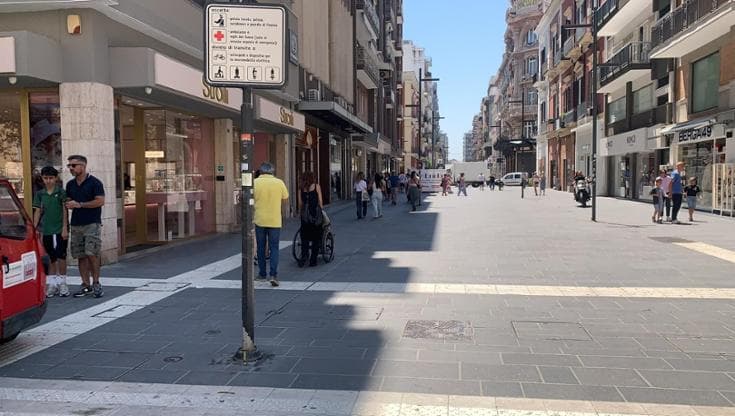 Immagine del post 23906 - Bari Ruba profumi per 400 euro in negozio via Sparano e aggredisce vigilante e commessa: preso dai Falchi - Bari
