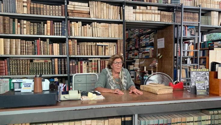 “A 84 anni lavoro ancora in libreria: è la mia vita ma se nessuno la compra, dovrò chiudere” - Bari