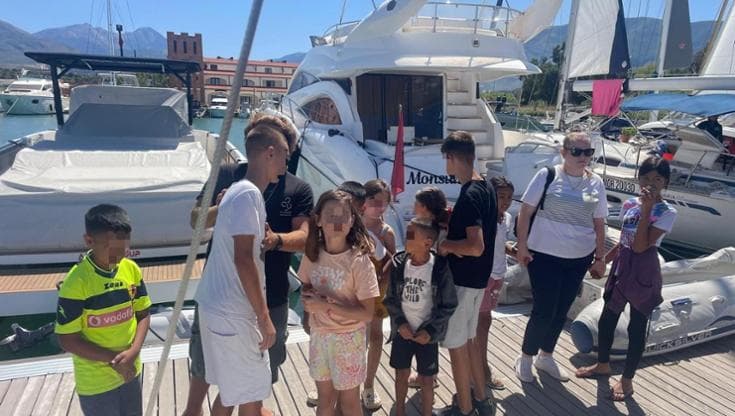 Le barche confiscate agli scafisti portano in Albania doni per i bimbi orfani: “Restituiamo umanità” - Bari