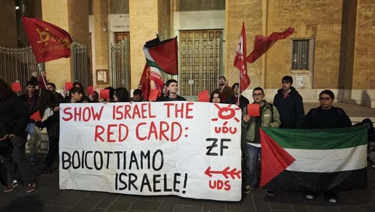 Immagine del post 12719 - Bari Italia-Israele, anche a Bari studenti in piazza: “La partita per i mondiali non andava giocata” - Bari