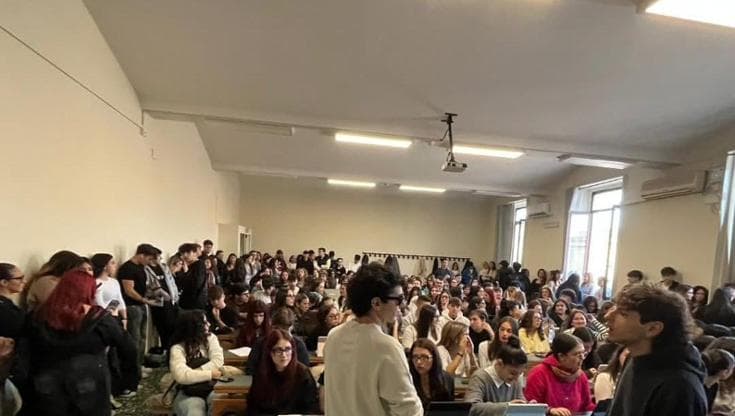 Immagine del post 12678 - Bari Studenti universitari ammassati nelle aule sovraffollate: “Qui a Bari è una giungla” - Bari