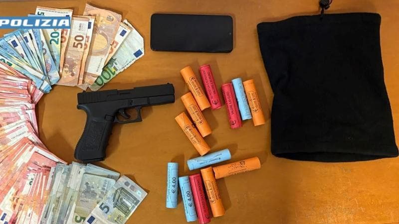 Immagine del post 12681 - Bari Pistola a salve, scaldacollo e i contanti rubati: cosa nascondeva il rapinatore dell’Eurospin - Bari