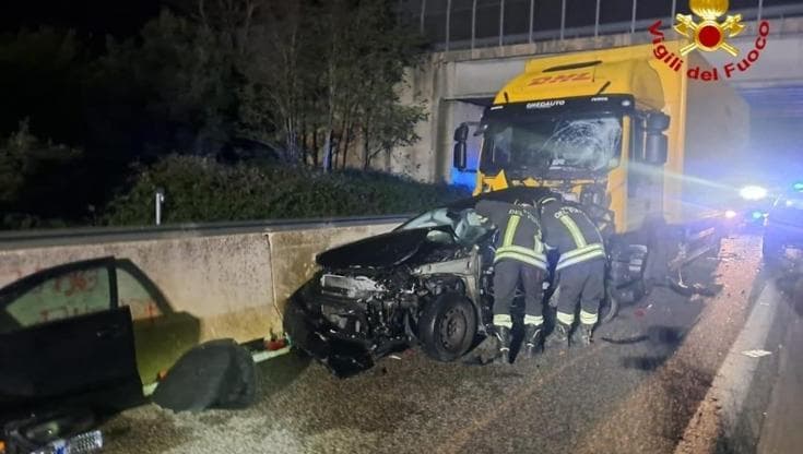 Immagine del post 13855 - Bari Tir travolge due auto sulla Brindisi-Lecce: grave una donna incinta, ferito anche un uomo - Bari