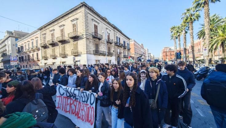 Bari, studenti in piazza per scuola e università pubbliche: “Più aule e non più bombe” - Bari