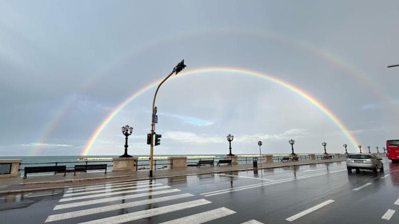 Arcobaleno doppio sul lungomare, Bari dopo la pioggia è uno spettacolo social - Bari