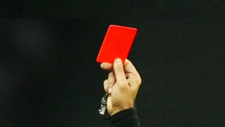“L’arbitro mi ha colpito con una testata”: calciatore di 15 anni in ospedale dopo l’espulsione - Bari