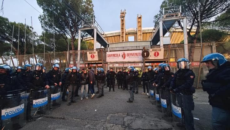 Immagine del post 17232 - Bari Bari in crisi, tifosi tentano di sfondare la porta tra la curva nord e la tribuna. Nessun incidente - Bari