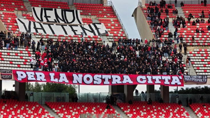 Il Bari sempre più a fondo, sconfitta in casa 1-2 con il Sudtirol e contestazione: “Vergognatevi” - Bari