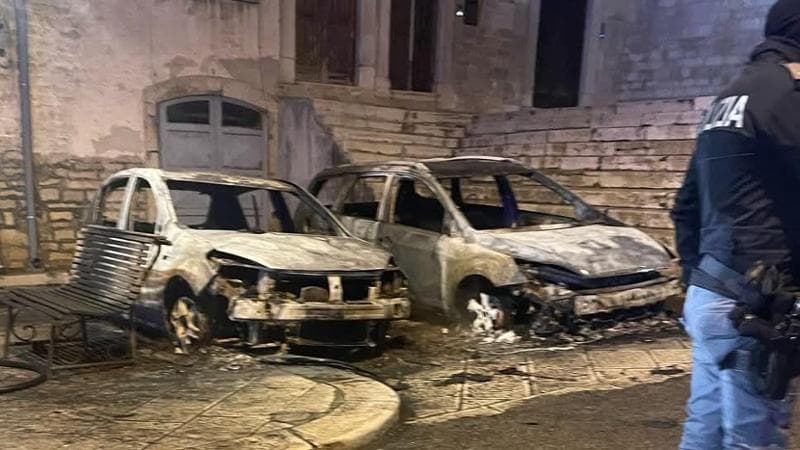 Immagine del post 3931 - Bari Due auto in fiamme nel centro storico, notte di paura ad Andria. Le vetture sono state distrutte - Bari