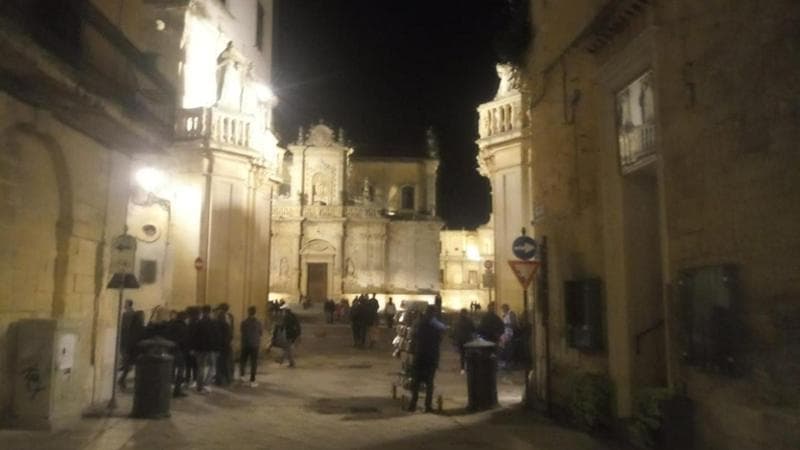 Lecce, 21enne picchiato nella movida per uno sguardo di troppo: arrestati due ragazzi - Bari