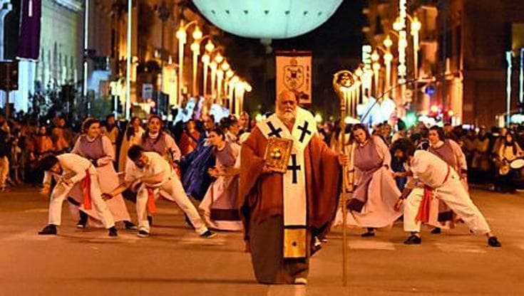 Immagine del post 5928 - Bari San Nicola, parte la macchina del corteo storico di Gianni Ciardo e Cube. Figuranti dai 5 municipi - Bari