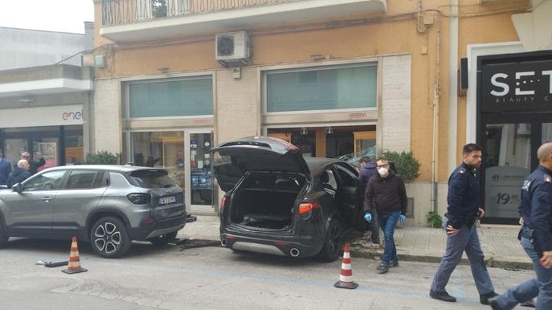 Immagine del post 5868 - Bari Inseguimento a Lecce dopo la spaccata in gioielleria: preso un ladro e bottino da 200mila euro - Bari