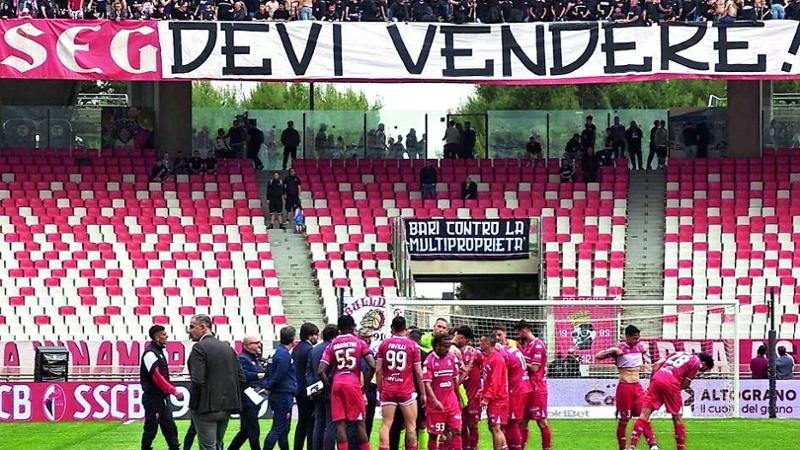 Immagine del post 7214 - Bari Flop del Bari, la città contro i De Laurentiis tra sogno playoff sfumato e incognita sul futuro - Bari