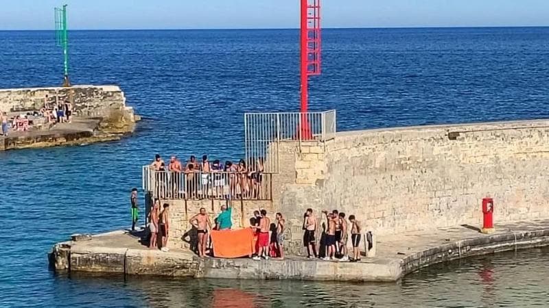 Sui muraglioni del porto di Tricase per tuffarsi, precipita sugli scogli: grave ragazzo di 14 anni - Bari