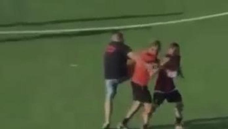 Immagine del post 21684 - Bari Taranto, la promozione sfuma al 94’: follia dei tifosi, invadono il campo e colpiscono il capitano - Bari