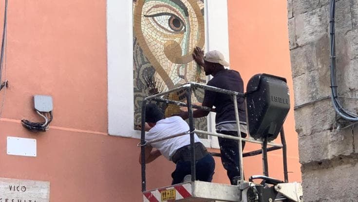 Immagine del post 22815 - Bari Sulle finestre a Bari vecchia c’è San Nicola: è il palazzo di un architetto e una grafica di Vienna - Bari