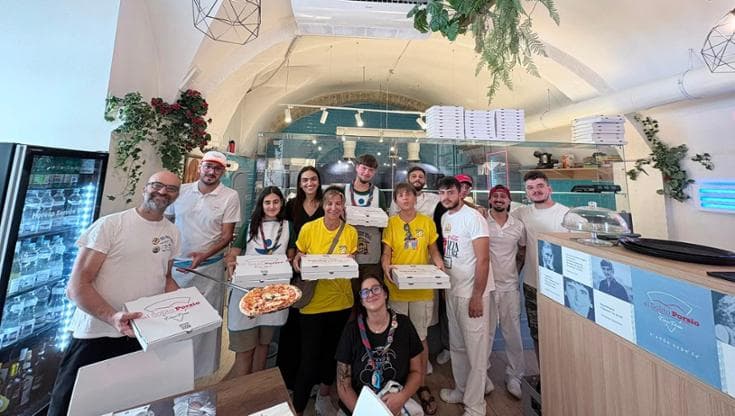 Immagine del post 23942 - Bari A Bari giovani volontari distribuiscono 160 pizze ai senza tetto: “Oggi è festa anche per loro” - Bari