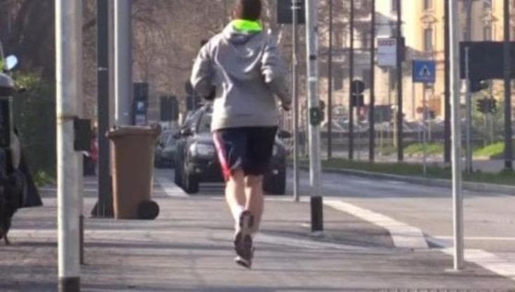 Bari, runner colpito all’alba da un uovo lanciato da auto in corsa: in ospedale. “Inaccettabile” - Bari