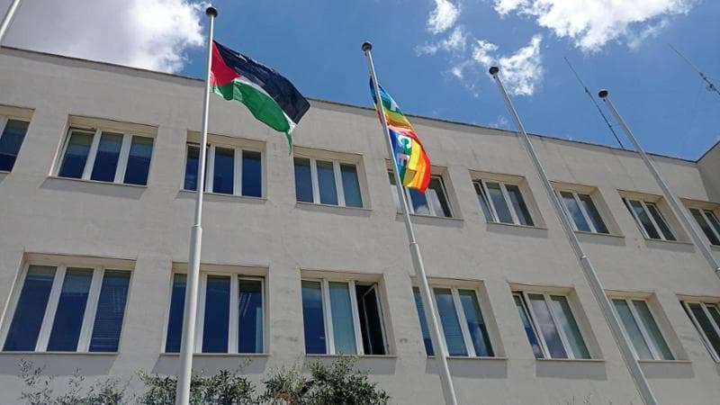 Immagine del post 11633 - Bari Bandiere della Palestina e della pace sul Comune di Cisternino, l’ira di FdI: “Intervenga Meloni” - Bari